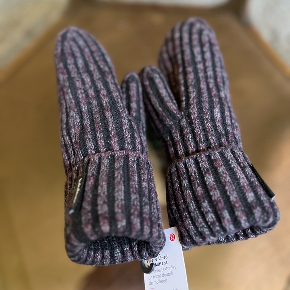Lululemon Textured Fleece-Lined Knit Mittens - Picture 3 of 11